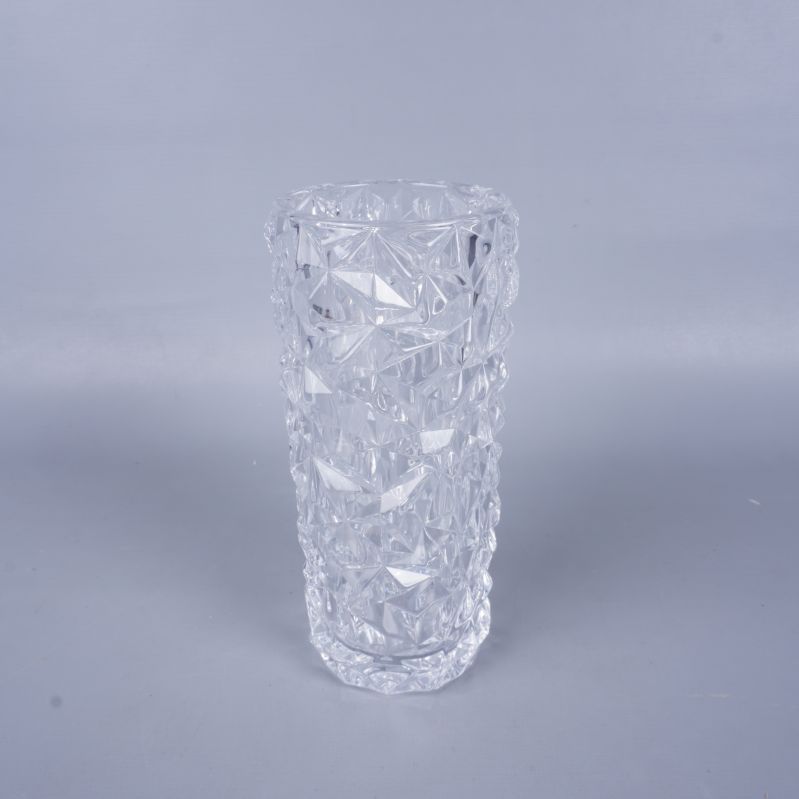 Hög glasvas med slipad yta i närbild