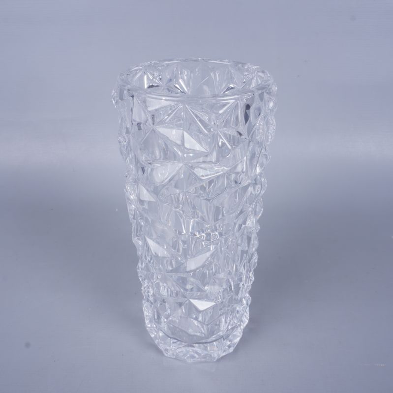 Genomskinlig glasvas med geometriskt mönster och rund öppning