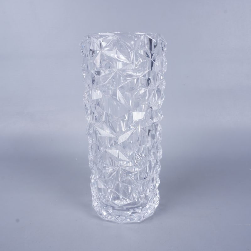 Fasettslipad vas sedd rakt framifrån