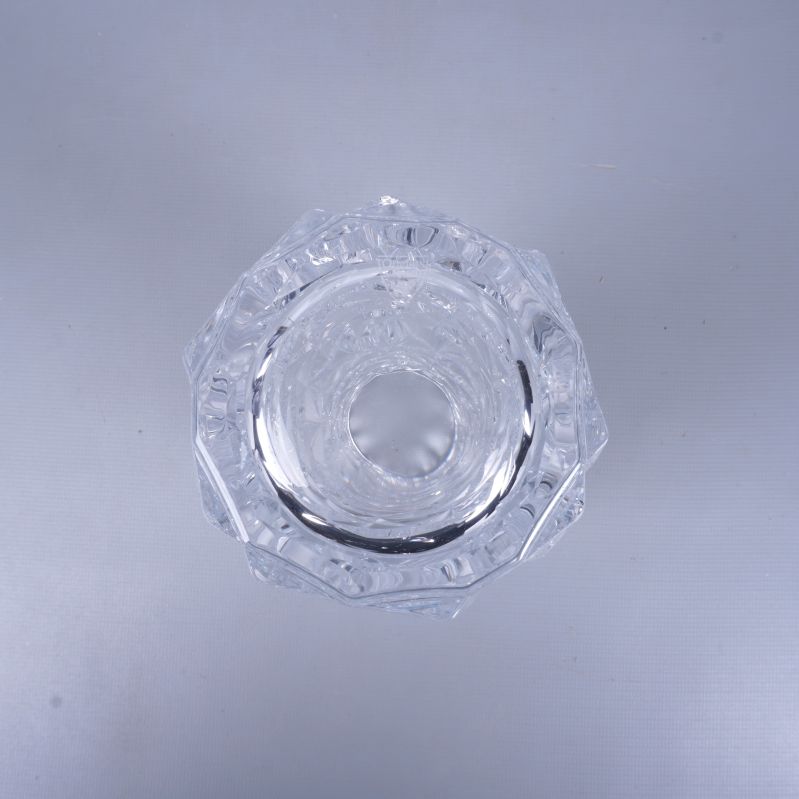 Botten på glasvasen visar fasettslipning