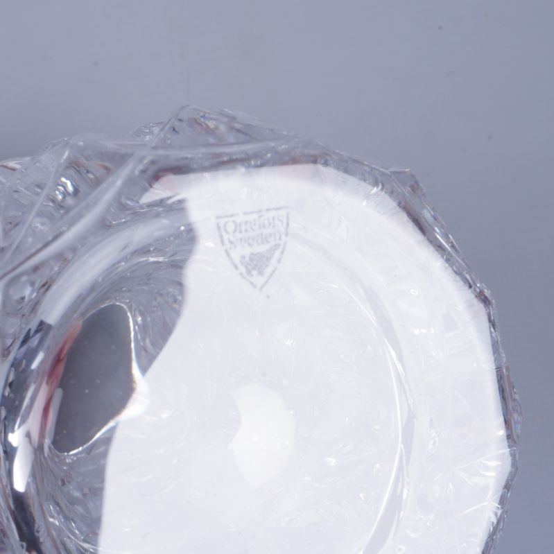 Närbild på Orrefors-logotyp vid vasens botten