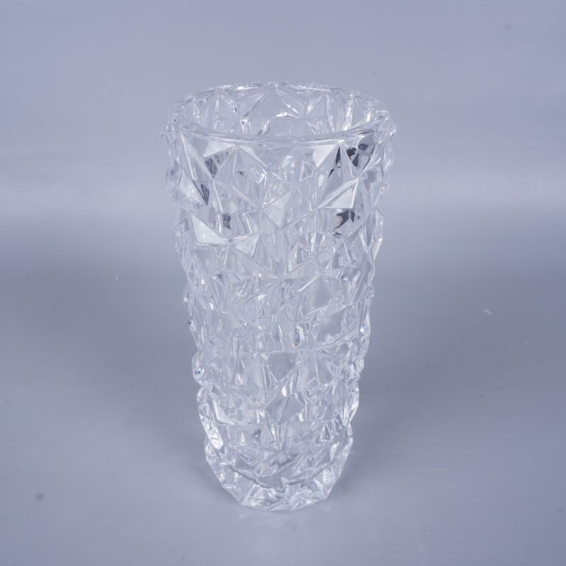 Vas i kristall med facettslipad struktur framifrån