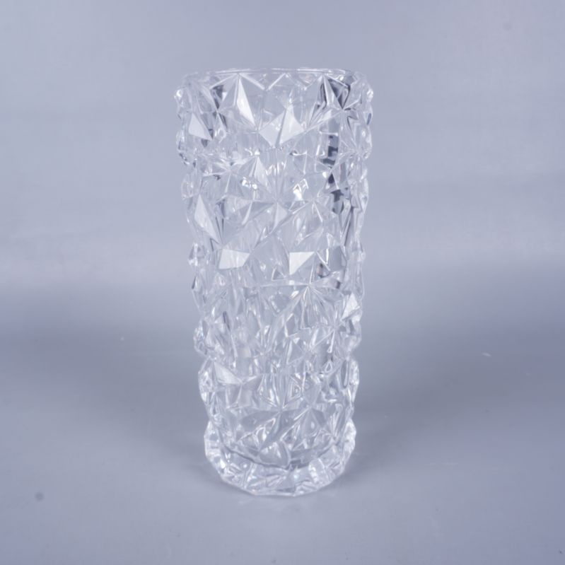 Sidevy av vas med tydlig struktur i glaset