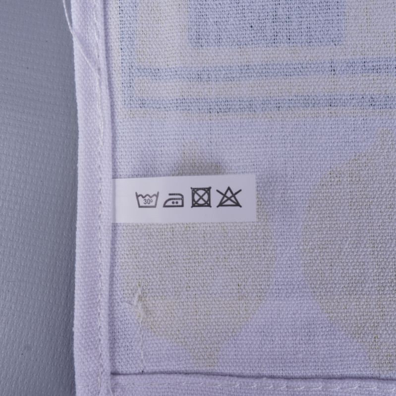 Närbild på tvättrådslapp med symboler