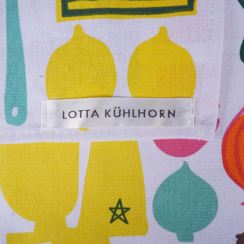 Närbild på vävd etikett med texten Lotta Kühlhorn