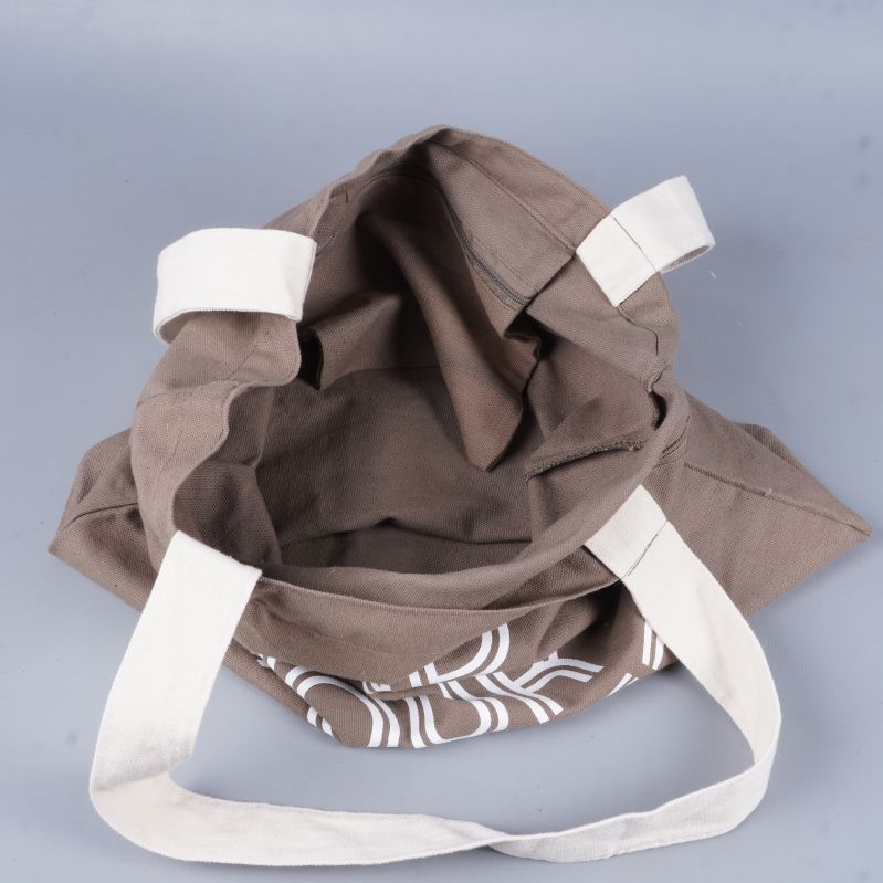 Uppfälld tygkasse som visar rymligt inre och konstruktion