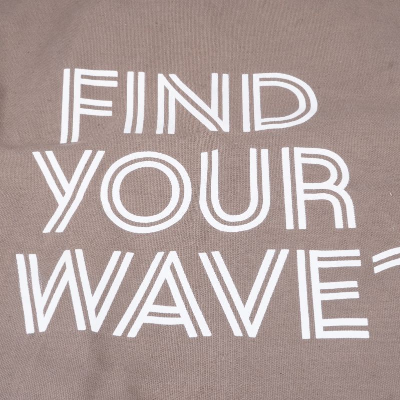 Närbild på trycket FIND YOUR WAVE på kassen