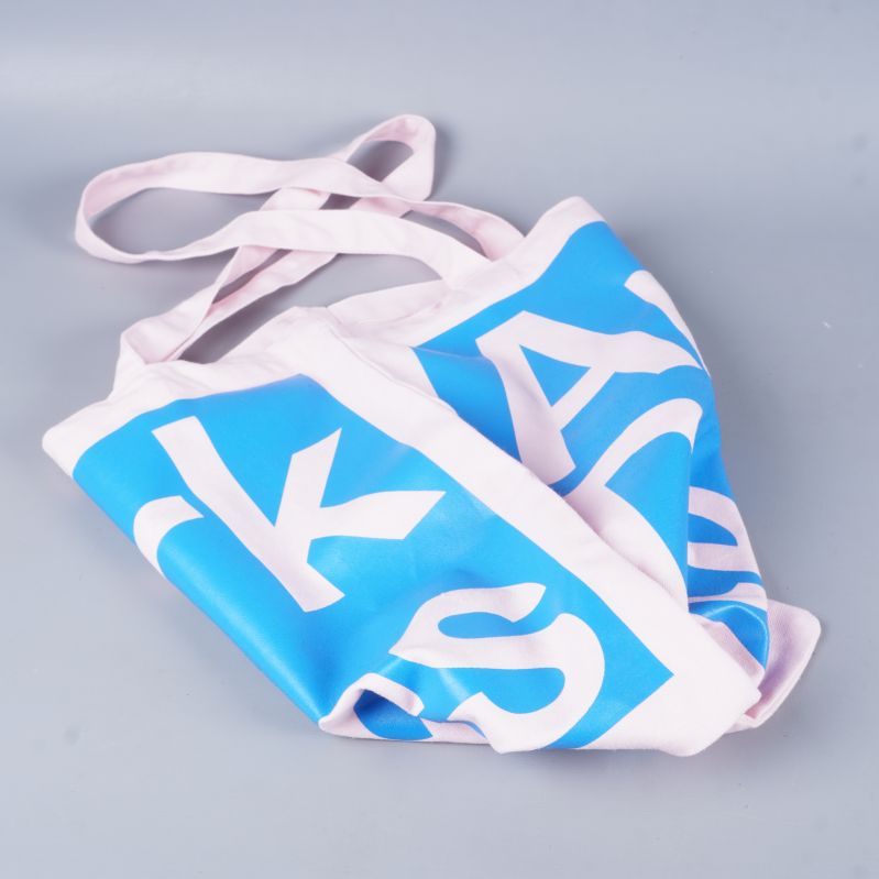 Uppvikt tygkasse som visar mönstret och handtagen