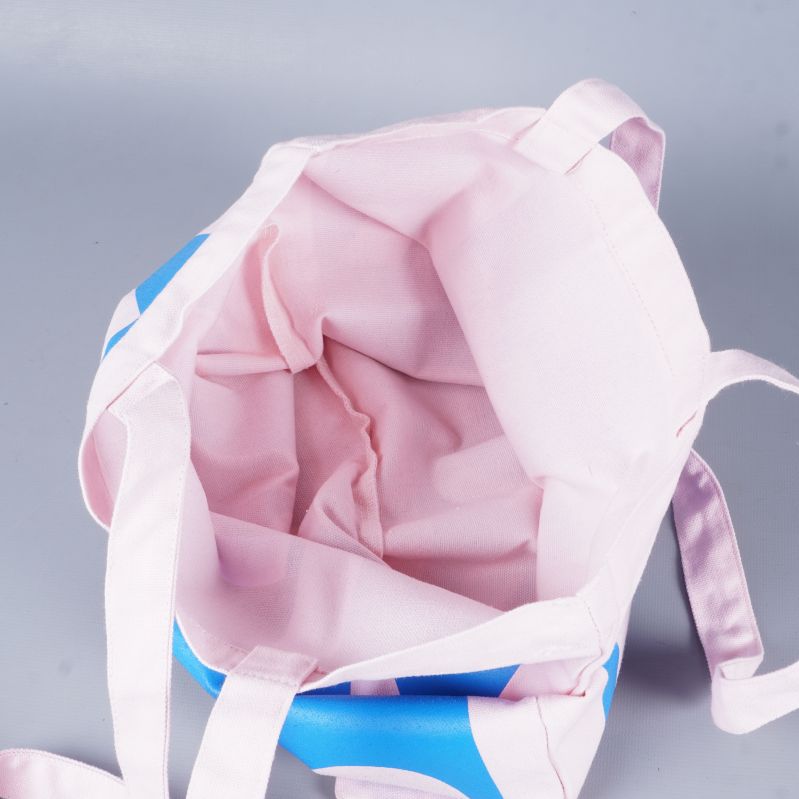 Insidan av tygkassen i ljusrosa tygmaterial