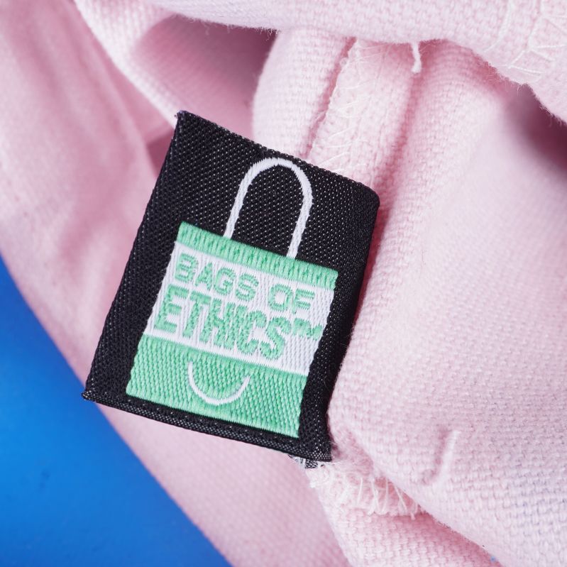 Närbild på etikett med texten Bags of Ethics