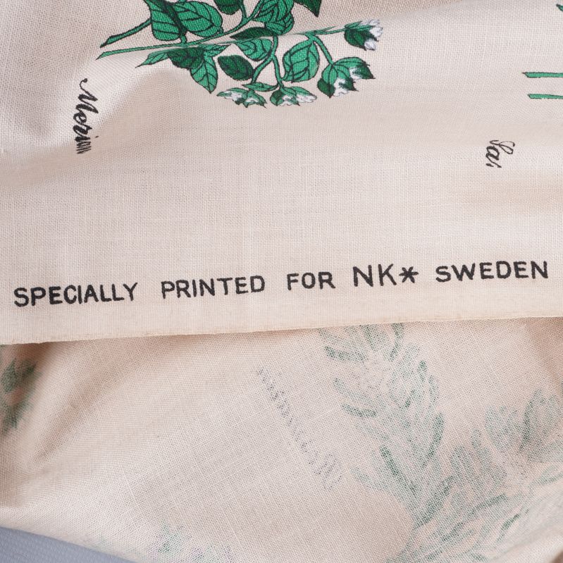 Texten 'Specially printed for NK Sweden' på gardintygets kant