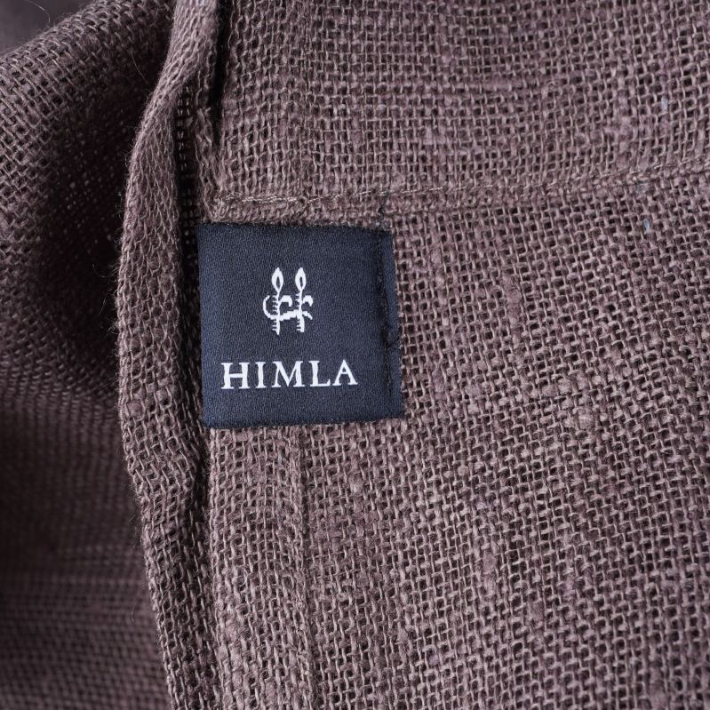 Närbild på Himla-etikett fäst vid löparens kant