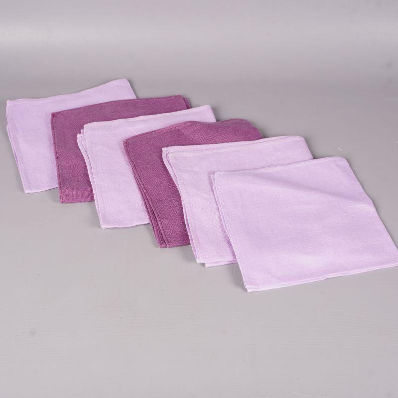 Fem tygservetter i lila och ljuslila färger