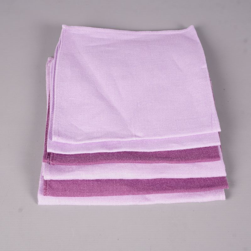 Sammanslagna tygservetter i tydlig stapel