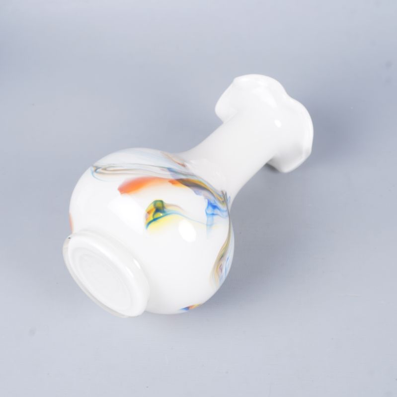 Vas liggande med synliga färginslag på basen