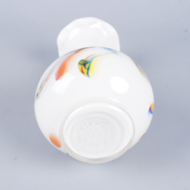 Undersidan av vasen i vitt glas