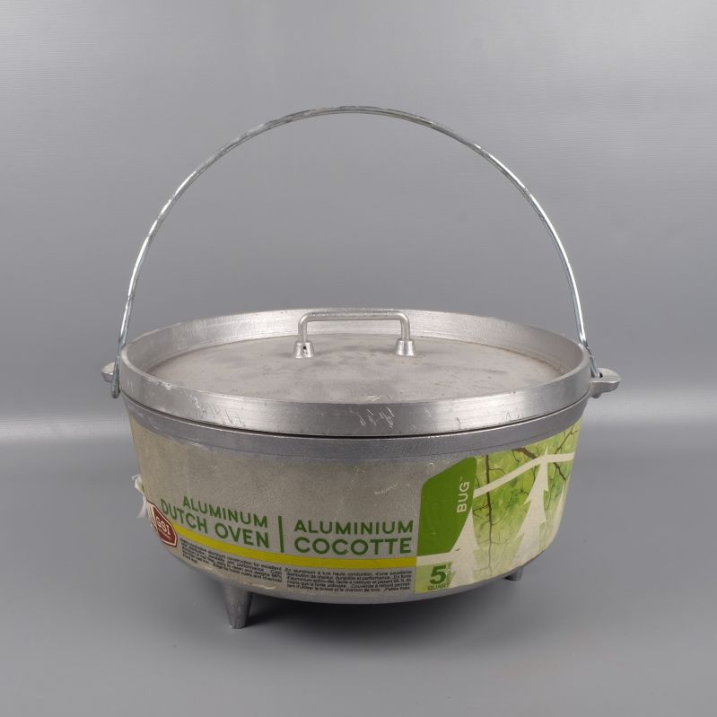 Rund aluminiumgryta med handtag och lock, stående på tre ben