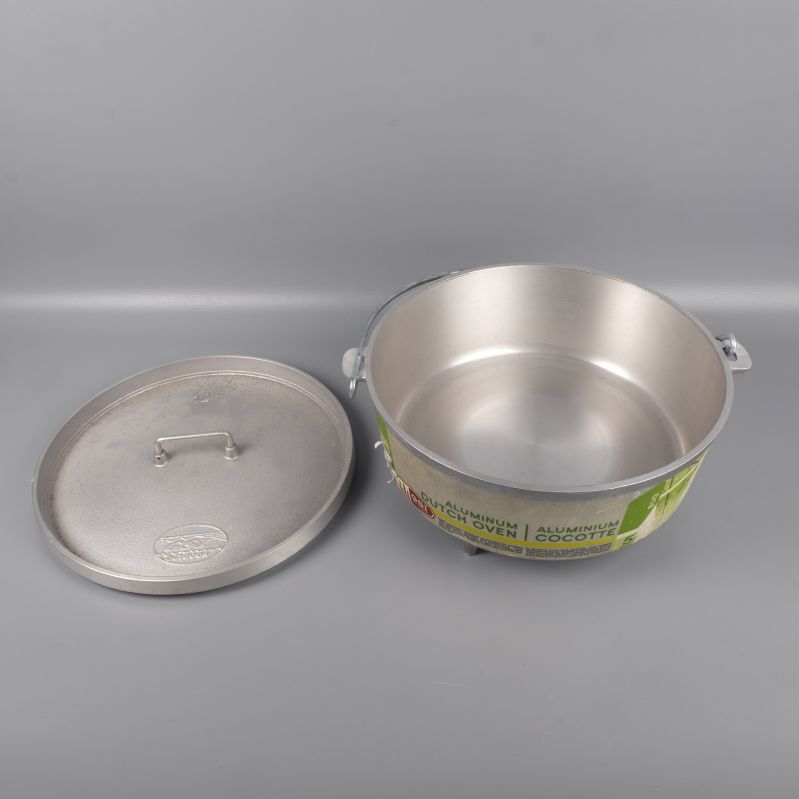 Öppnad aluminiumgryta med lock bredvid