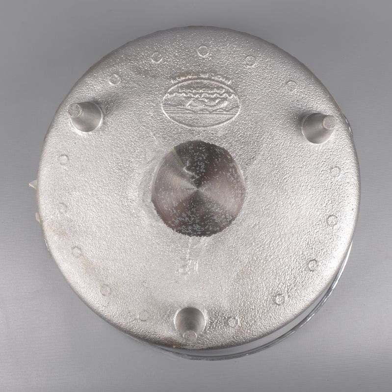 Grytan sedd underifrån med ben och märkning