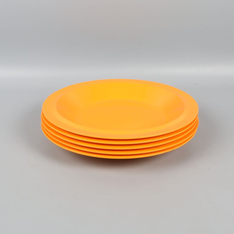 Staplade djupa tallrikar i klar orange plast