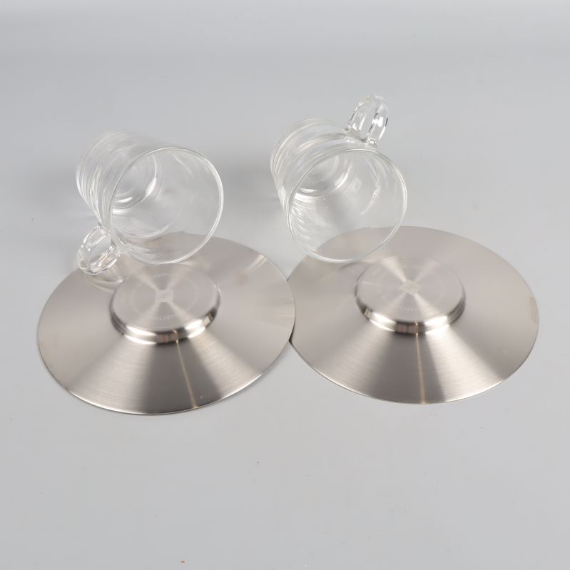 Metallfat och glas koppar uppställda ovanifrån