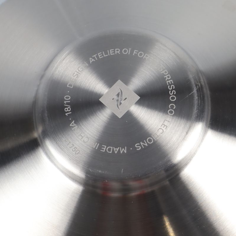 Signerad metallfat med Nespresso och designinformation