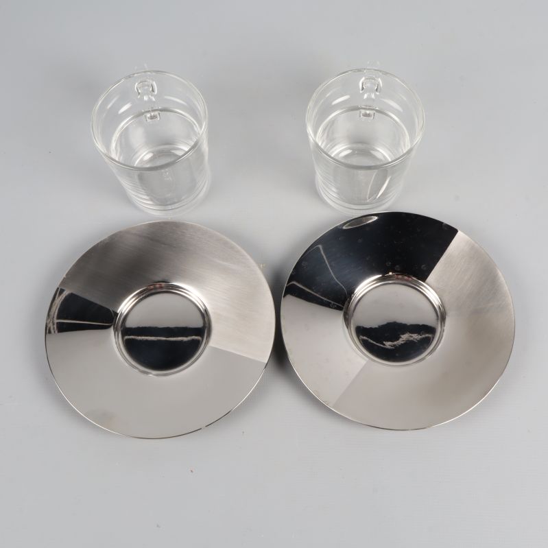 Koppar och fat fotograferade separat ovanifrån