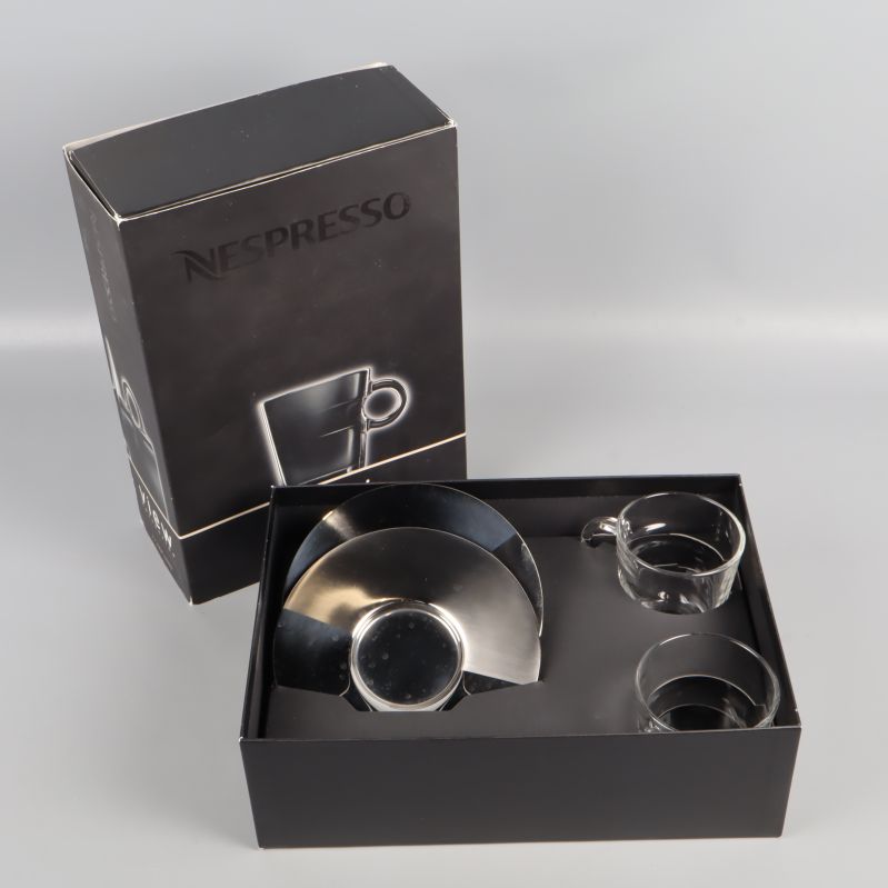 Setet i sin Nespresso originalask med koppar och fat i formen