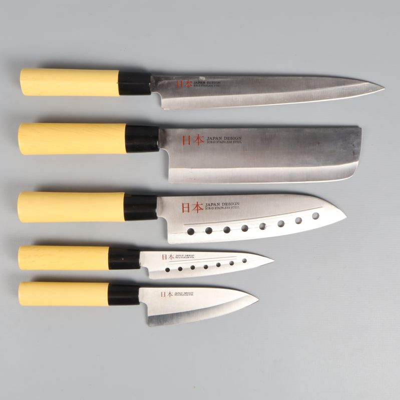 Fem japanska köksknivar med ljusa handtag