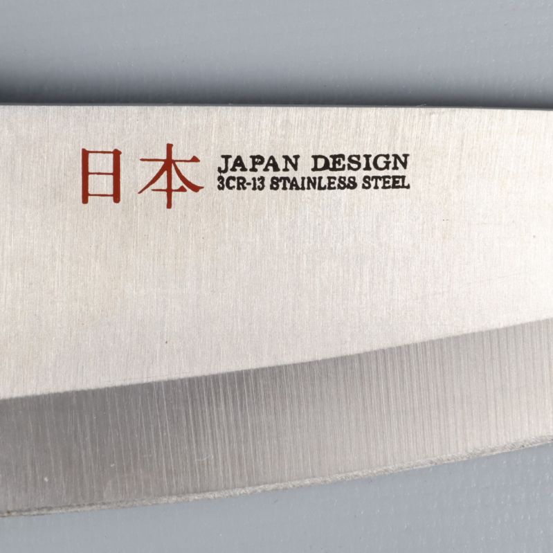 Närbild på knivblad med text Japan Design 3CR-13 Stainless Steel