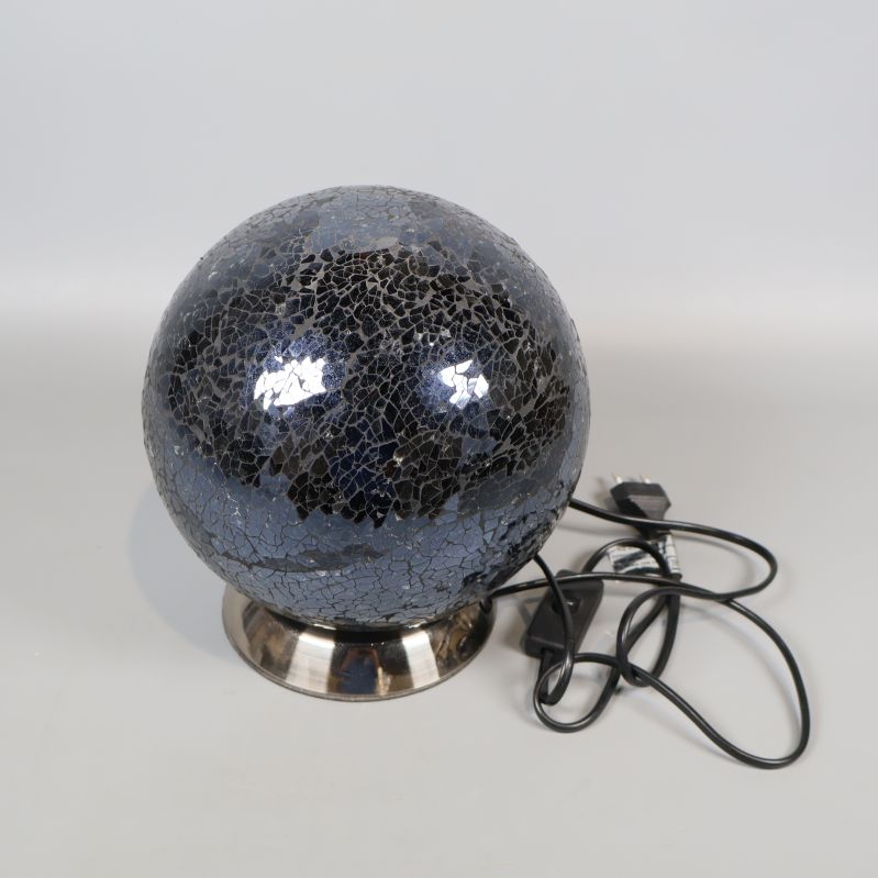 Blåsvart mosaiklampa på metallfot med sladd