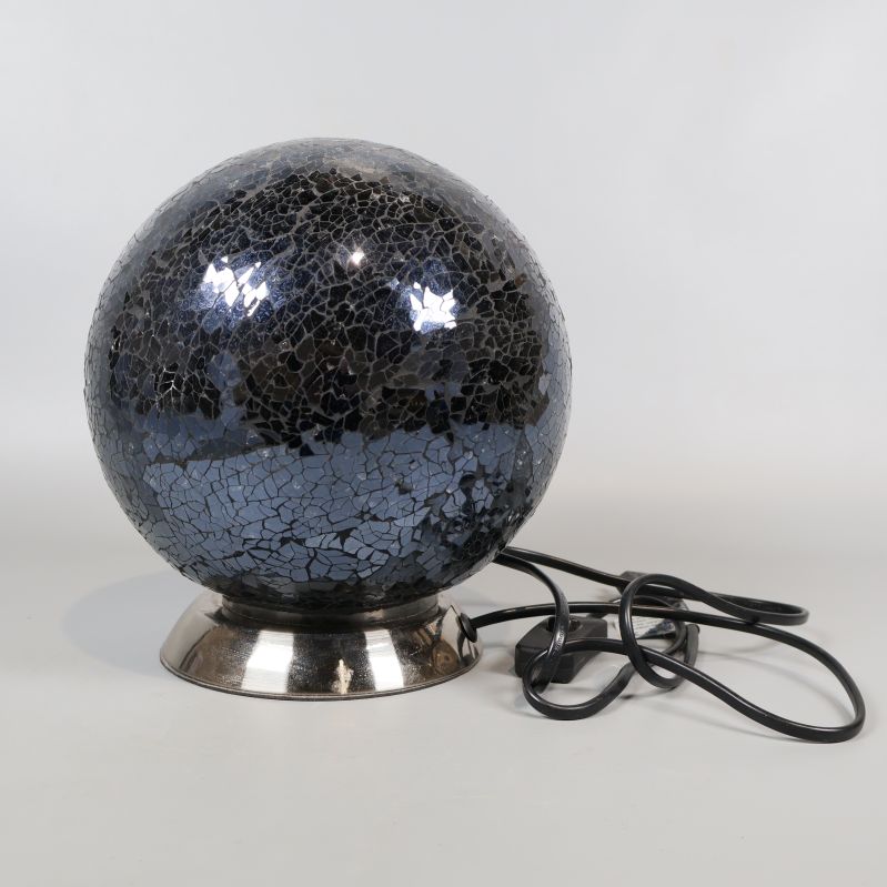 Mosaiklampa på metallfot fotograferad rakt framifrån