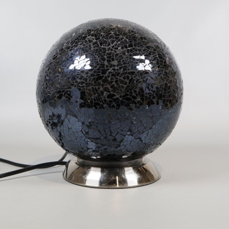 Mosaikklot på fot sedd från sidan mot ljus bakgrund