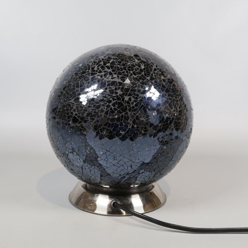 Bordslampa med svart mosaik och sladd bakifrån