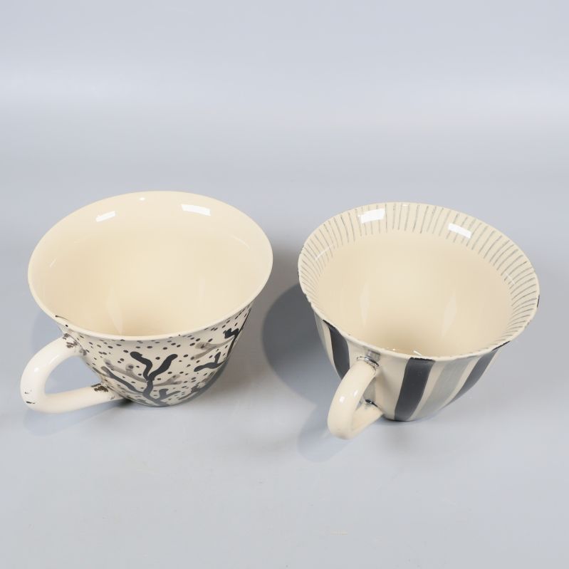 Öppen vy ovanifrån över två koppar med olika motiv