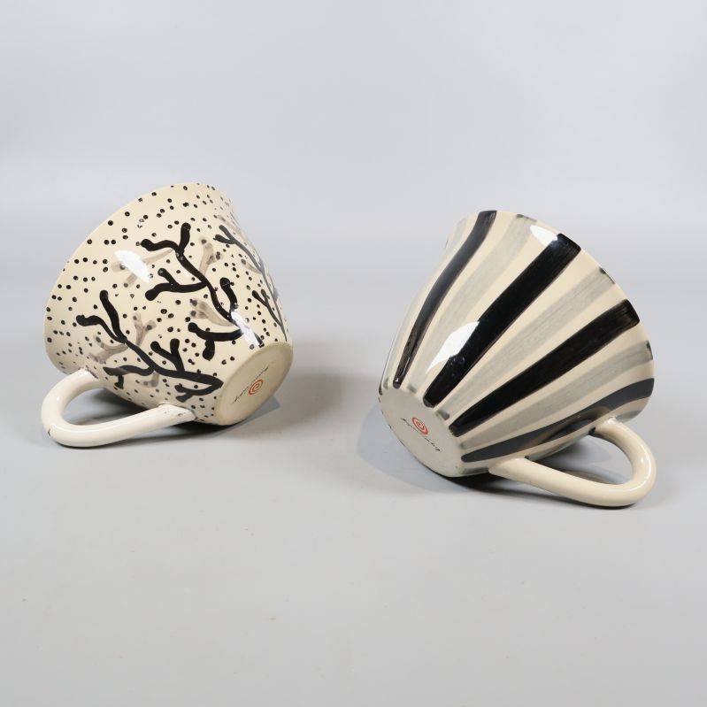 Koppar liggande på sidan för att visa både motiv och handtag