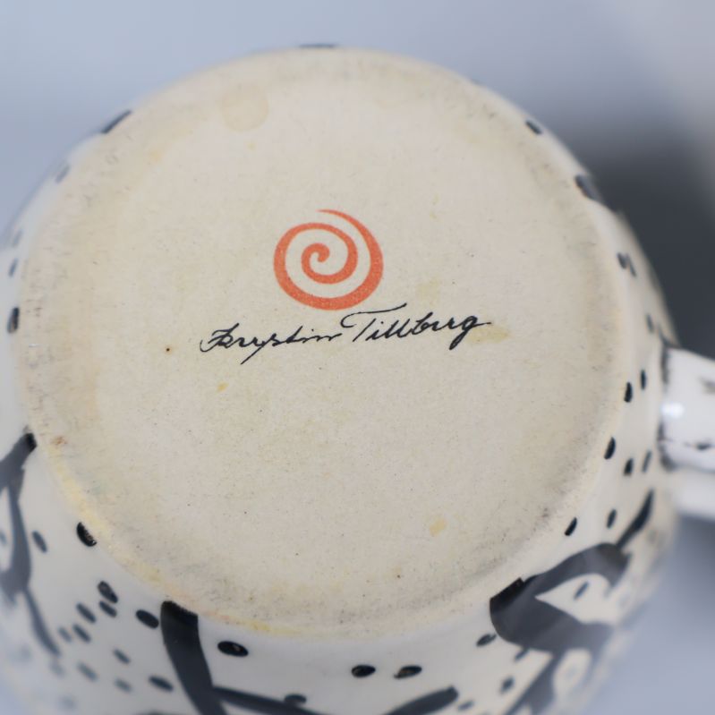 Närbild på signaturen av keramikern Birgitta Tillberg
