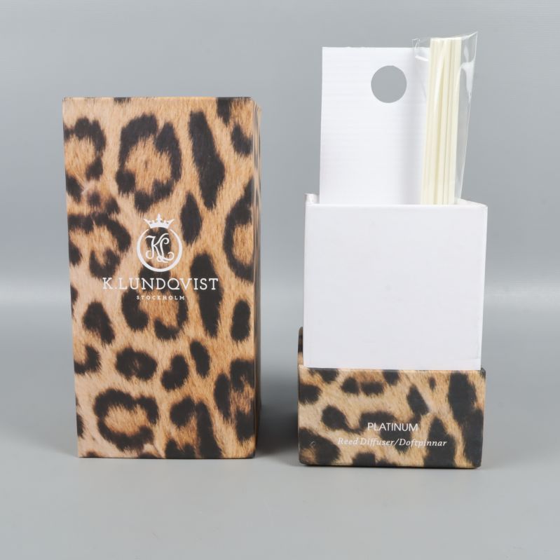 Leopardmönstrad ask öppen med synliga doftstickor