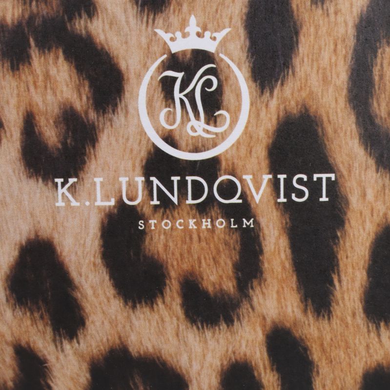 Närbild på leopardmönstrad låda med K.Lundqvist Stockholm-logotyp