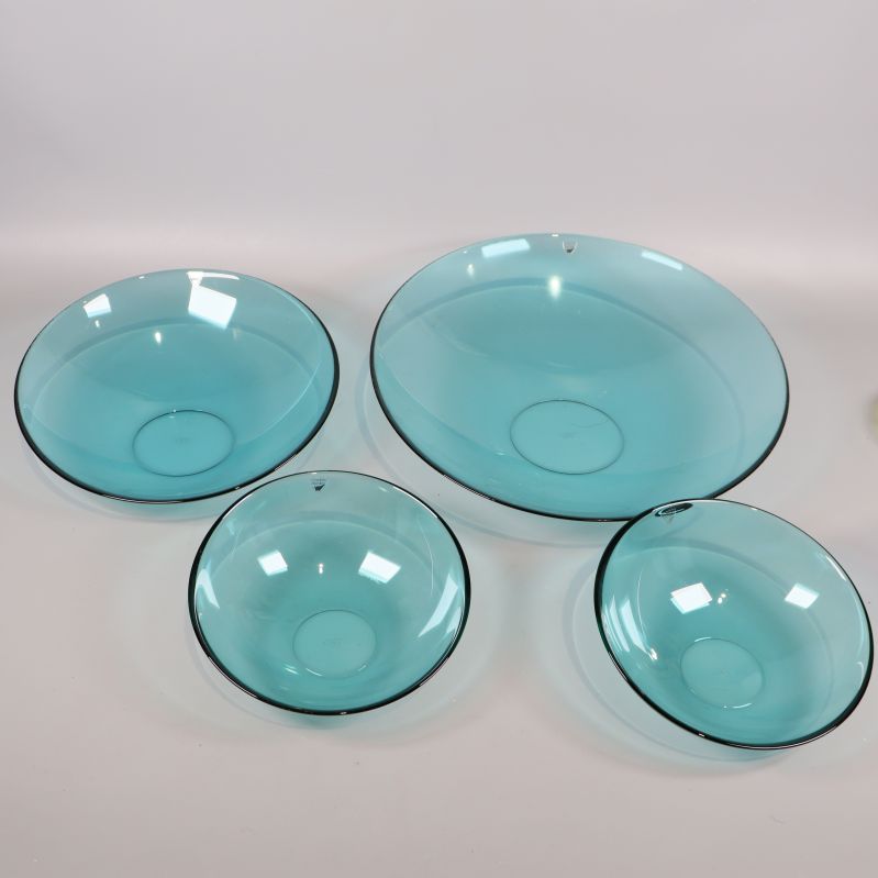 Fyra turkosa glasskålar grupperade tillsammans