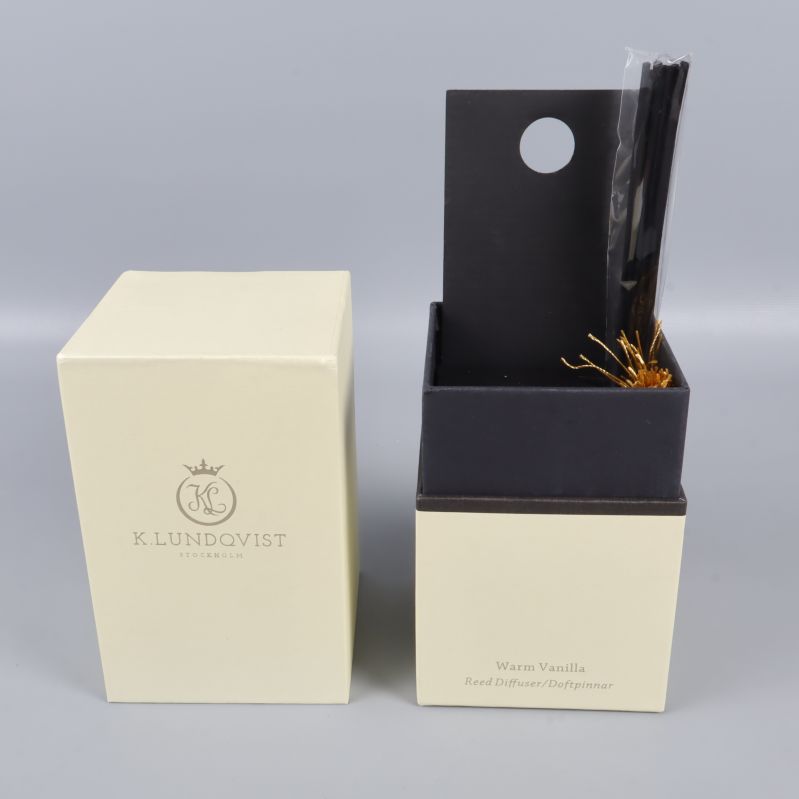 Öppnad ask med doftpinnar och etikett