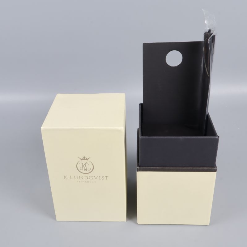 Öppen ask K.Lundqvist med svarta doftpinnar inuti