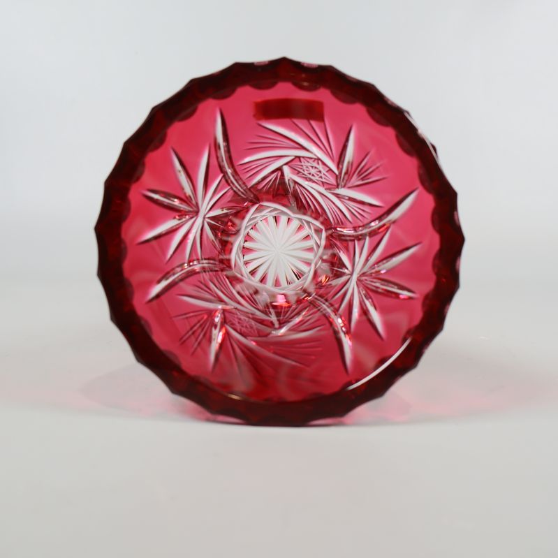 Kristallvas sedd underifrån med dekorativt mönster