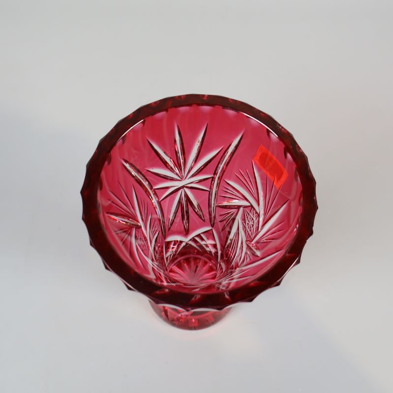 Insidan av vasen med tydlig röd färg och glasmönster