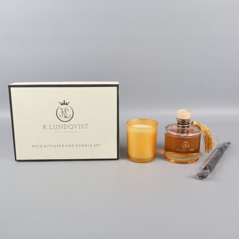 Innehåll: låda, doftpinnar i flaska och guldfärgat ljus