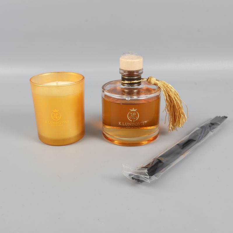 Doftljus och doftpinnar i närbild bredvid varandra