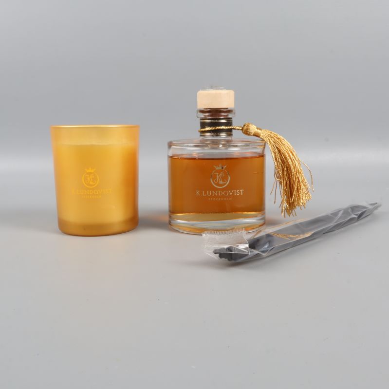 Doftljus och doftpinnar med svarta pinnar för doften