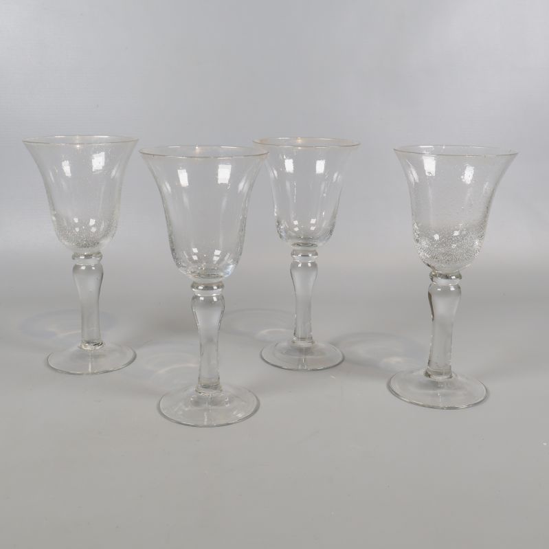 Fyra vinglas i glas med klassisk form på rad
