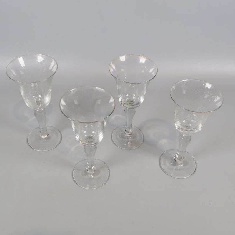 Fyra vinglas sedda ovanifrån mot ljus bakgrund