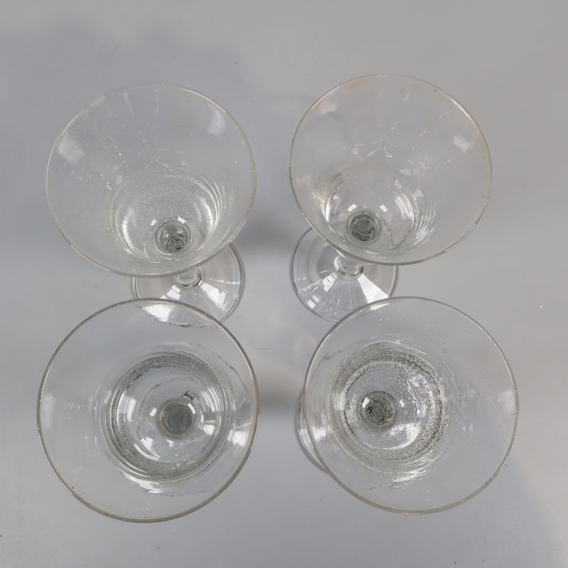 Fyra vinglas fotade rakt ovanifrån i grupp